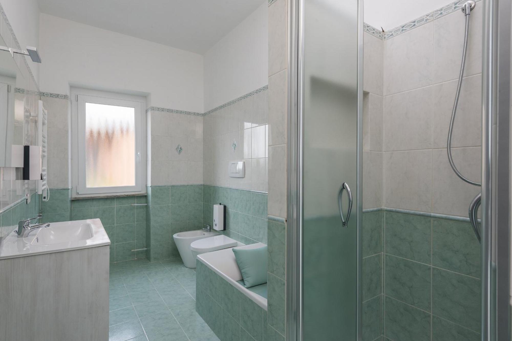 Travelershome Ciampino Airport Guesthouse 600M To Airport Luaran gambar