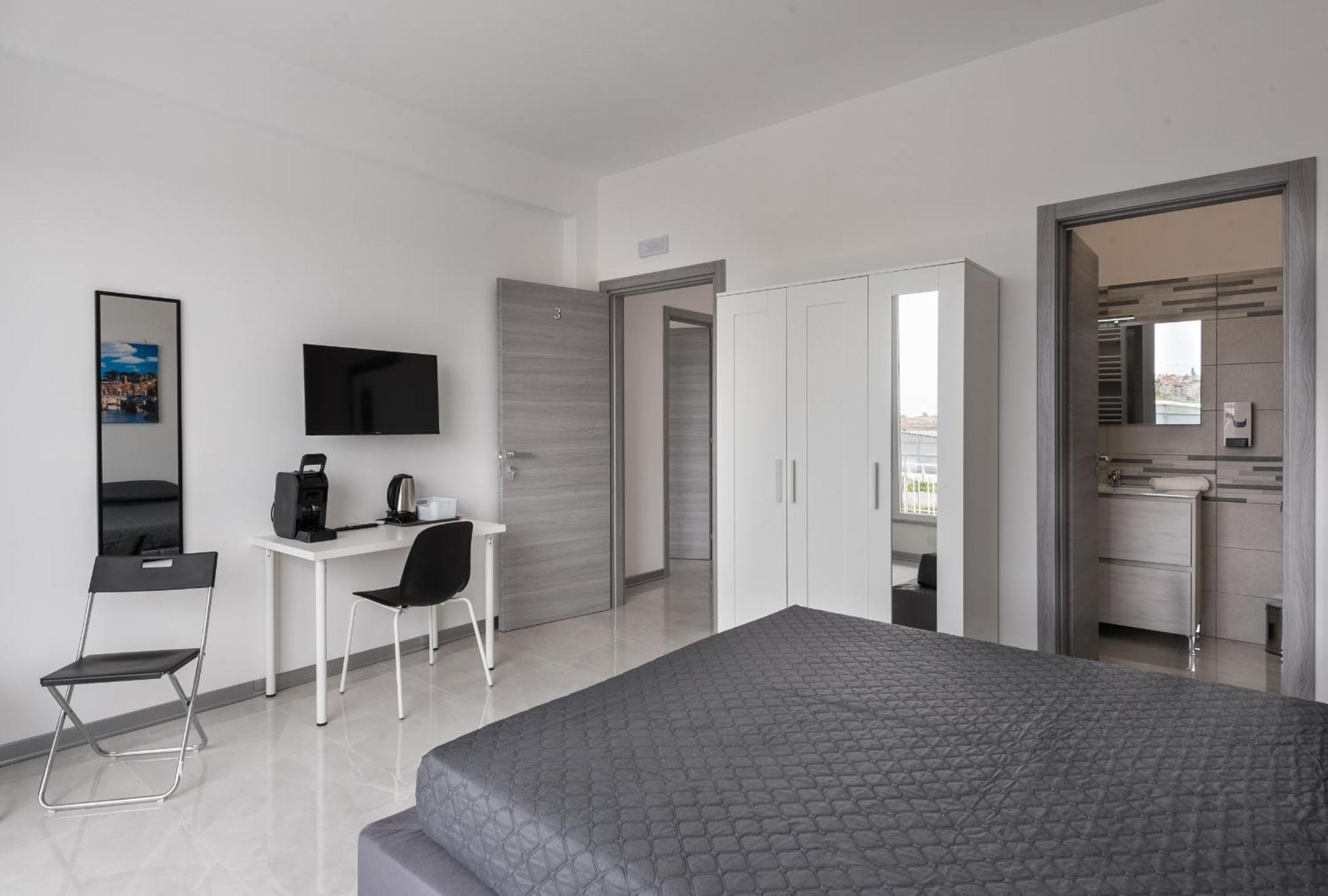 Travelershome Ciampino Airport Guesthouse 600M To Airport Luaran gambar
