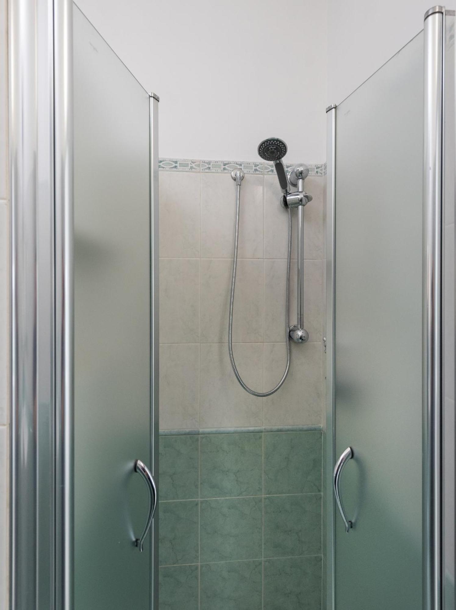 Travelershome Ciampino Airport Guesthouse 600M To Airport Luaran gambar